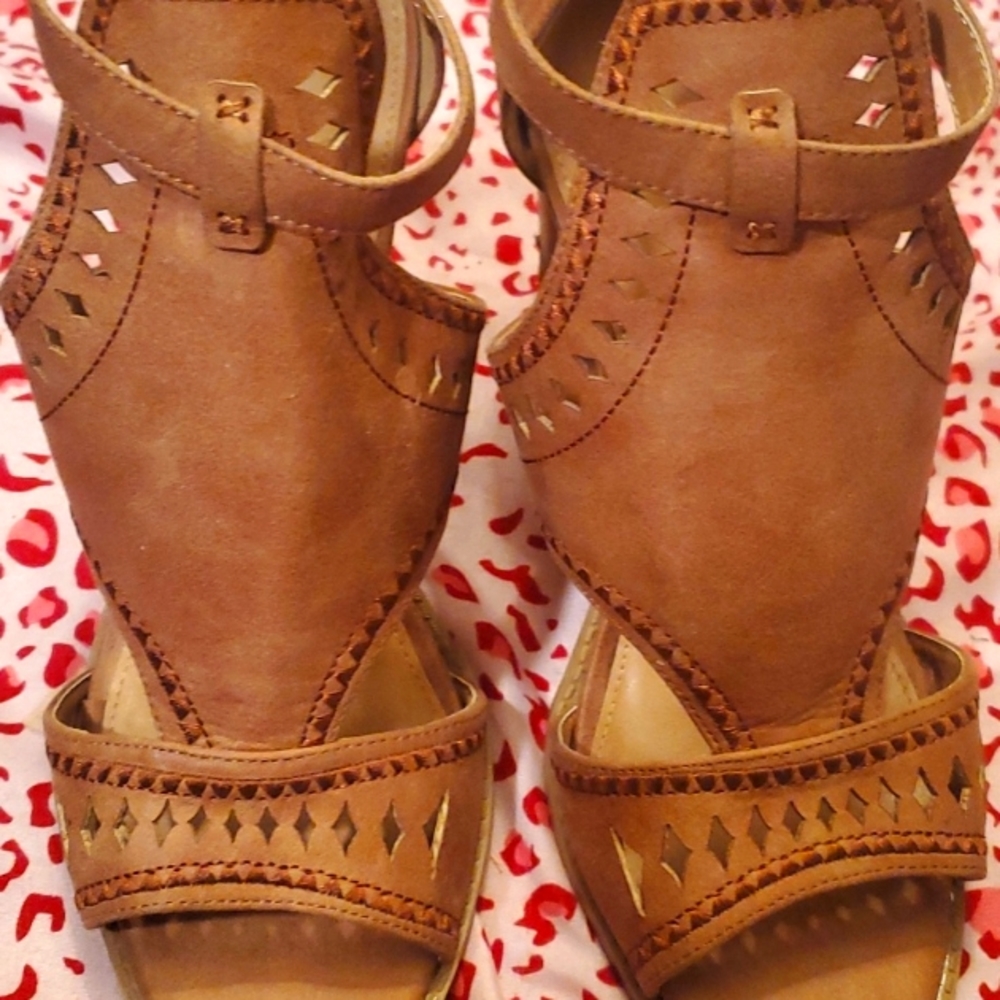 Brown hills sandals size 8 and a half very cute with jeans only  Or once